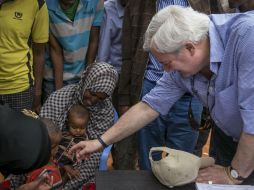 Stephen O'Brien visitó un campamento local y afirmó que 'esta gente lucha en verdad por sobrevivir'. AP / M. Ayene