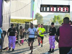 Entusiasmo. Policías de la ZMG celebraron su día haciendo deporte en Zapopan, corriendo cinco y 10 kilómetros. ESPECIAL / Comude Zapopan