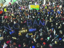 Miles de personas expresaron su inconformidad y acudieron a los principales aeropuertos del país para manifestar su repudio. AFP / ARCHIVO