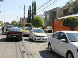 Según elementos de la policía municipal, quienes atendieron el llamado, los asaltantes vaciaron un bidón de gasolina en el banco. ESPECIAL /