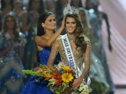 Pia Wurtzbach le coloca la corona a la francesa Iris Mittenaere, Miss Universo 2016. AFP / T. Aljibe