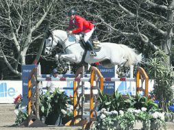 Prueba estelar. El binomio formado por Arturo Parada y 'Tarzan d’Ivraie', durante el Guadalajara Country Club Classic. EL INFORMADOR / R. Tamayo