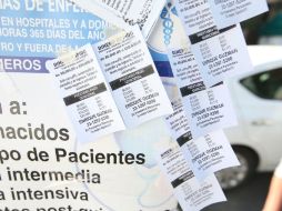 Postes y casetas telefónicas estropeadas por la propaganda en papel. EL INFORMADOR / R. Tamayo