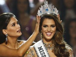 Pía Alonzo, Miss Universo 2016, corona a Iris Mittenaere, la nueva reina de belleza. EFE / R. De la Peña