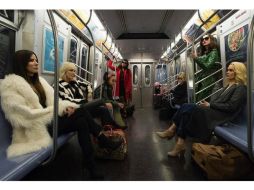 En la imagen aparecen las ocho protagonistas en un vagón del metro de Nueva York, ciudad en donde cometerán el robo del siglo. INSTAGRAM / badgalriri