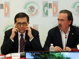 Ildefonso Guajardo y el senador Emilio Gamboa Patrón durante la reunión plenaria del grupo parlamentario del PRI. SUN / J. Reyes