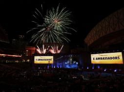 El público fue agasajado con un espectáculo de fuegos artificiales para empezar a calentar el ambiente rumbo al Súper Tazón LI. AFP / T. Warner