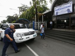 El jefe de la Policía filipina, Ronald Dela Rosa (i), iniciaría una depuración en sus filas tras acusaciones de corrupción. EFE / R. Dela Pena