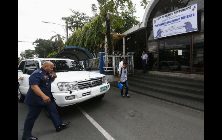 El jefe de la Policía filipina, Ronald Dela Rosa (i), iniciaría una depuración en sus filas tras acusaciones de corrupción. EFE / R. Dela Pena