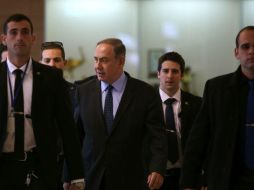 El primer ministro de Israel (centro) arremetió contra los medios por la controversia. AFP / M. Kahana