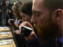 Si se trata de café, sugieren agregarle un endulzante artificial en lugar de muchas cucharadas de azúcar. AFP / ARCHIVO