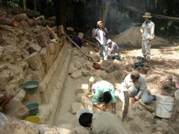 Arqueólogos han excavado a una profundidad entre 2.5 metros y más de ocho metros. EFE / T. Inomata