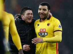 El entrenador Mazzarini (I) y el jugador Deeney (D) celebran la victoria. AFP / A. Dennis