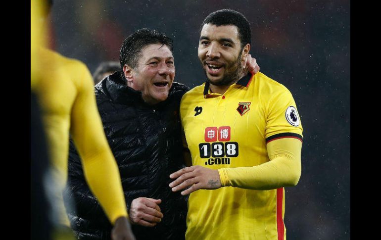 El entrenador Mazzarini (I) y el jugador Deeney (D) celebran la victoria. AFP / A. Dennis