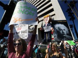 Manifestación afuera de la oficina de Dianne Feinstein. A la senadora demócrata se le pide siga boicoteando las nominaciones de Trump. AFP / J. Sullivan