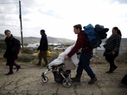 Varios colonos abandonan sus casas durante el desalojo del asentamiento judío ilegal de Amoná. EFE / A. Sultán