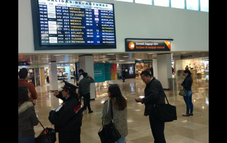 Cientos de pasajeros deambulan por las salas de espera en las que se escuchan constantes cambios de horarios de salida. EL INFORMADOR /