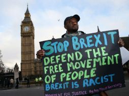 Afuera del edificio del Parlamento británico, manifestantes se oponen a la salida de la UE. AFP / D. Leal-Olivas