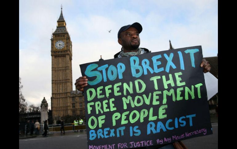 Afuera del edificio del Parlamento británico, manifestantes se oponen a la salida de la UE. AFP / D. Leal-Olivas