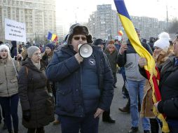 Según varios medios nacionales, entre dos mil y tres mil personas salieron a las calles de todo el país, la mitad de ellos en Bucarest. EFE / R. Ghement