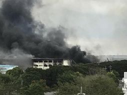 Los bomberos esperan poder entrar e inspeccionar la factoría en unas horas más. AP / J. Calupitan