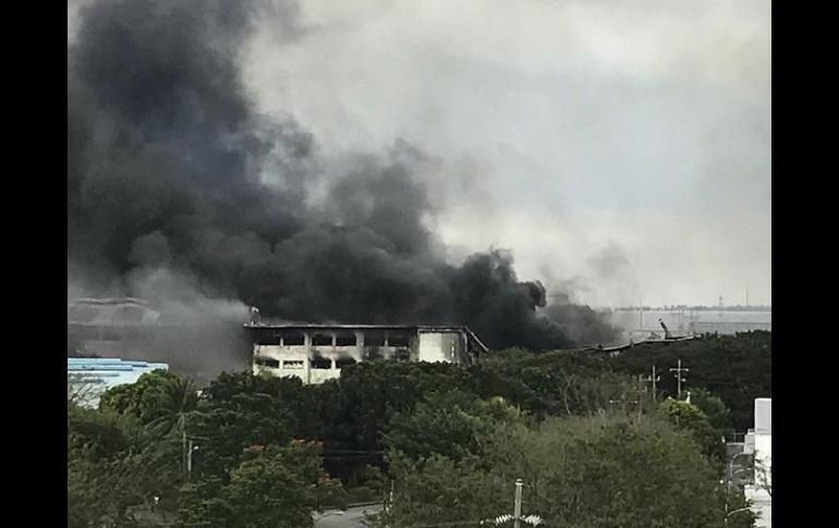 Los bomberos esperan poder entrar e inspeccionar la factoría en unas horas más. AP / J. Calupitan