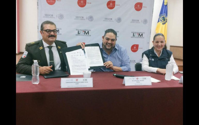 El comisario del INM, Ricardo Ariel Vera Lira y el secretario de Salud, Antonio Cruces Mada, durante la firma de convenio. TWITTER / @saludjalisco