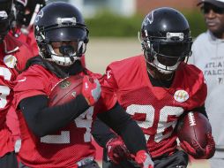 Devonta Freeman (#24) y Tevin Coleman (#26) esperan hacer daño a los Patriots. AP / C. Compton