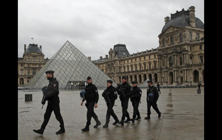 El ataque con machetes se produjo en el Carrusel del Louvre esta mañana. AP / C. Ena