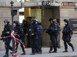 La mañana de este viernes un hombre atacó a militares en la galería comercial del museo del Louvre. EFE / I. Langsdon