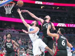 Destacado. Evan Fournier (blanco) tuvo una noche de 20 puntos frente a los Raptors de Toronto. AP / J. Allen