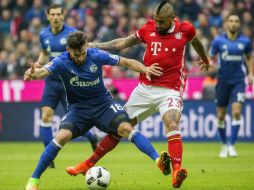 Caliguri (I), del Schalke y Vidal (D), del Bayern, disputan una pelota. EFE / M. Mueller