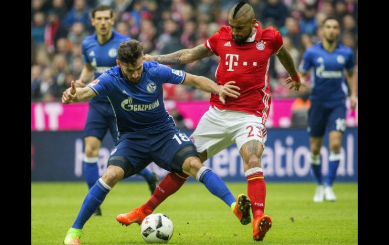 Caliguri (I), del Schalke y Vidal (D), del Bayern, disputan una pelota. EFE / M. Mueller