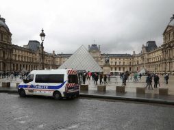 El hombre atacó con dos machetes a un grupo de militares en el carrusel del Museo del Louvre. AFP / J. Demarthon