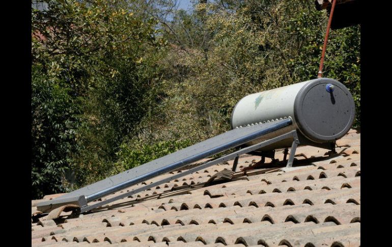 Los calentadores solares ayudan en el ahorro de gas, ya que calientan el agua con la energía proveniente del sol. EL INFORMADOR / ARCHIVO