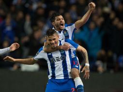 Corona celebra en hombros de Soares. TWITTER / @FCPorto