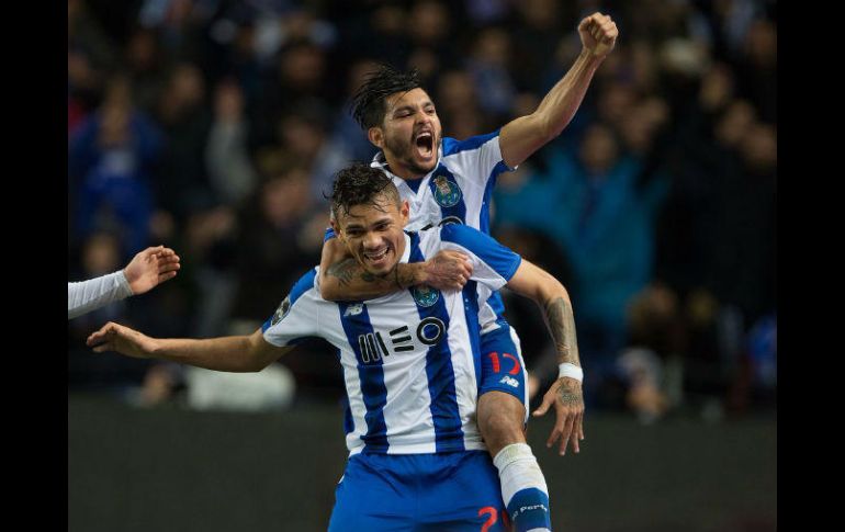 Corona celebra en hombros de Soares. TWITTER / @FCPorto