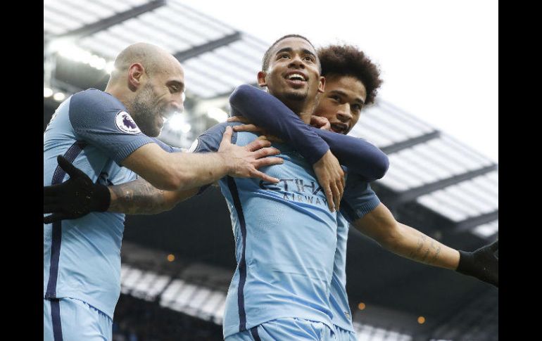 Guardiola tiene ahora certeza en su delantera, conformada por Gabriel Jesús (centro), Leroy Sane y Raheem Sterling. AP / M. Rickett