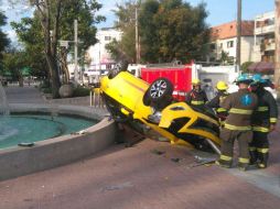 El taxi quedó volcado en el andador de la avenida Chapultepec a su cruce con la avenida Hidalgo. ESPECIAL / Protección Civil Guadalajara