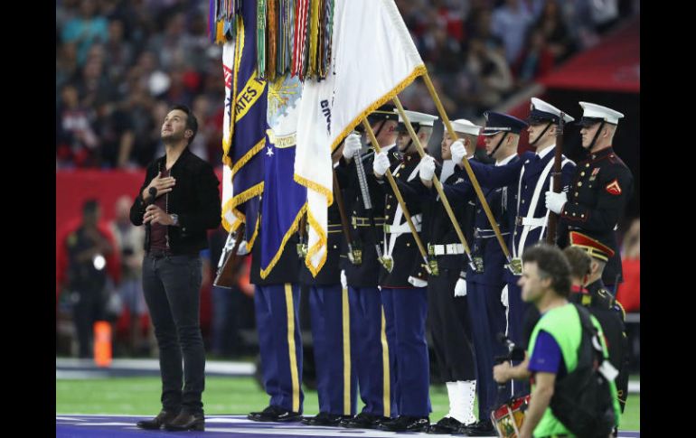 Luke Bryan fue el encargado de interpretar 'Star Spangled Banner', himno nacional de EU. AFP / Elsa