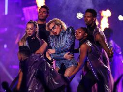 Lady Gaga apareció desde lo más alto del estadio NRG donde cantó cantó 'God Bless America' para después lanzarse al escenario. AFP / T. Pennington