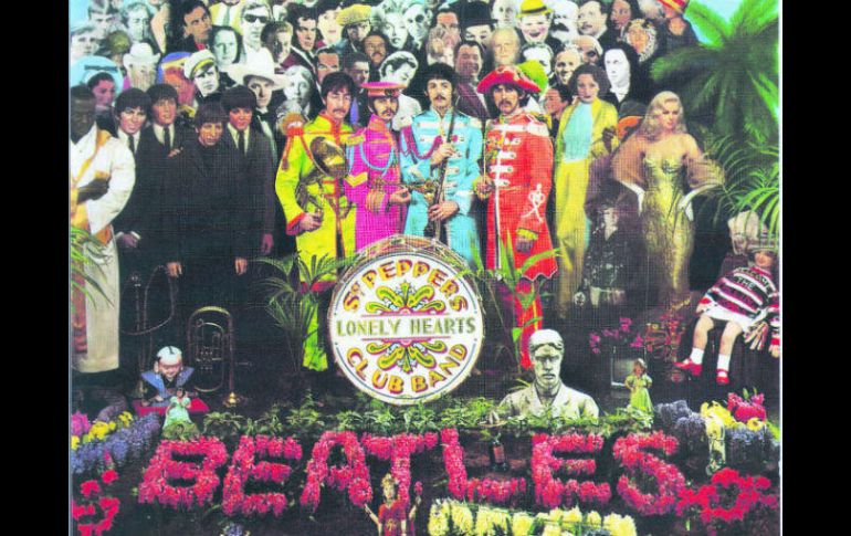 'Sgt. Pepper’s Lonely Hearts Club' de The Beatles, una obra de Peter Blake & Jann Haworth. ESPECIAL /