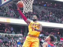 LeBron James. La estrella de los Cavaliers (#23) terminó con una cosecha de 32 puntos y 17 asistencias. AP / N. Wass