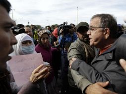 Refugiados y manifestantes trataron de impedir la entrada de Yannis Mouzalas, ministro de Inmigración. AP / T. Stravrakis