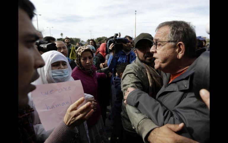 Refugiados y manifestantes trataron de impedir la entrada de Yannis Mouzalas, ministro de Inmigración. AP / T. Stravrakis