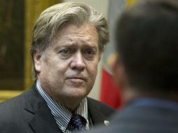 El estratega Stephen Bannon contactó con el cardenal estadounidense Raymond Burke, quien enfrenta abiertamente a Francisco. EFE / ARCHIVO