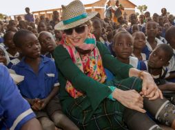 La artista viaja constantemente a África para visitar los proyectos de la organización de ayuda humanitaria que ella misma fundó. AFP / A. Gumulira