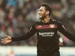 Calhanoglu, según el Leverkusen, seguirá entrenando con el equipo y apoyando a sus compañeros. TWITTER / @hakanc10