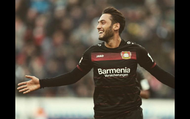 Calhanoglu, según el Leverkusen, seguirá entrenando con el equipo y apoyando a sus compañeros. TWITTER / @hakanc10