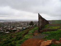 Así luce el fin del muro fronterizo de lámina que pretende reforzar el presidente de EU, Donald Trump. EFE / A. Zepeda